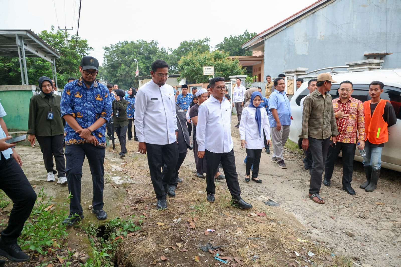 Program Bang Andra Hadir di Serang, Gubernur Banten Pastikan Jalan Desa Sukarame Segera Dibeton.