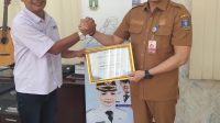 SMSI Kabupaten Serang Sematkan Penghargaan Sahabat Media kepada Kabag Hukum Kabupaten Serang.