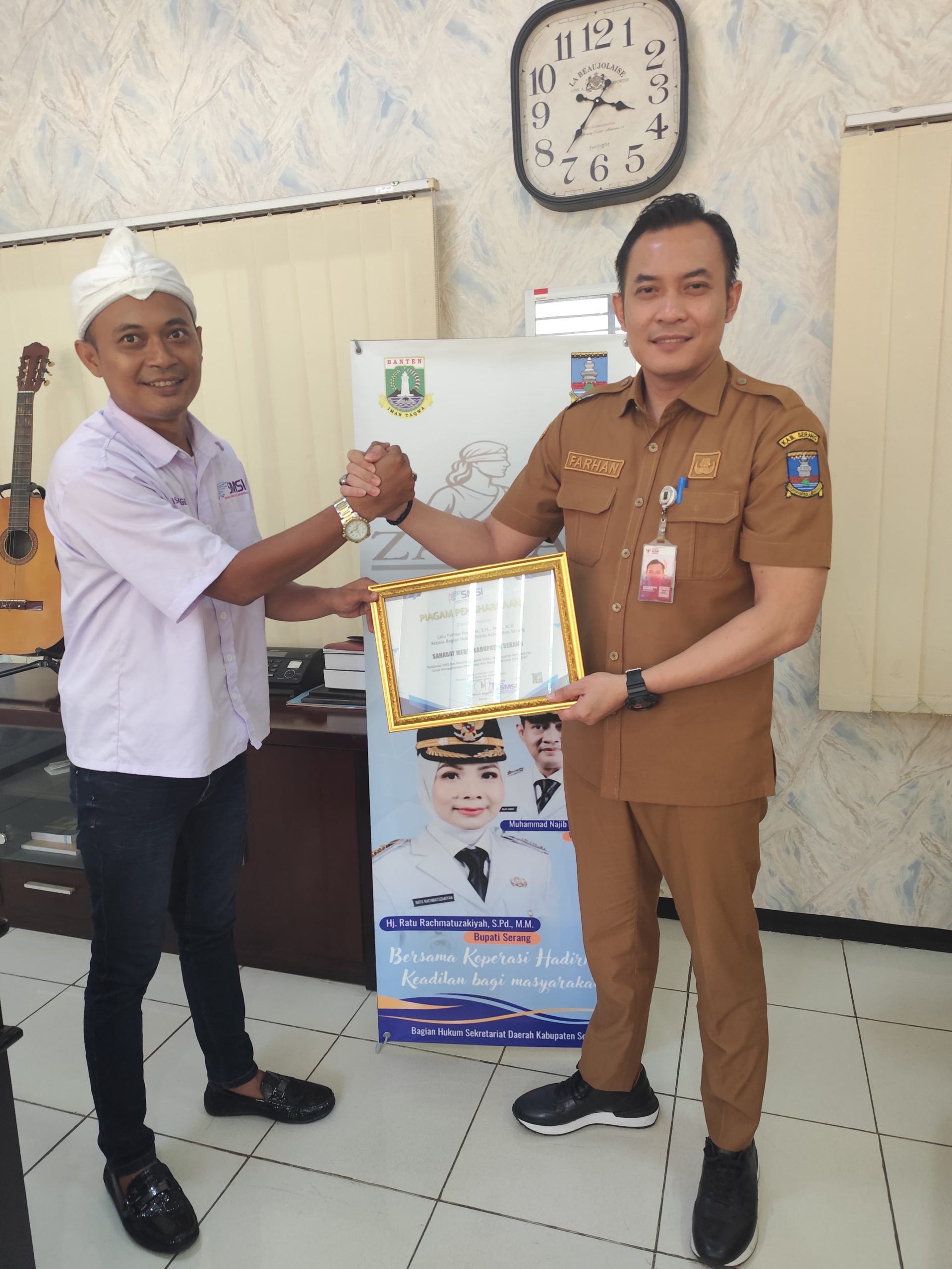 SMSI Kabupaten Serang Sematkan Penghargaan Sahabat Media kepada Kabag Hukum Kabupaten Serang.