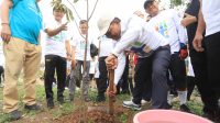 Wali Kota Tangerang Serukan Gotong Royong Merawat Lingkungan. Wali Kota Tangerang Serukan Gotong Royong Merawat Lingkungan.