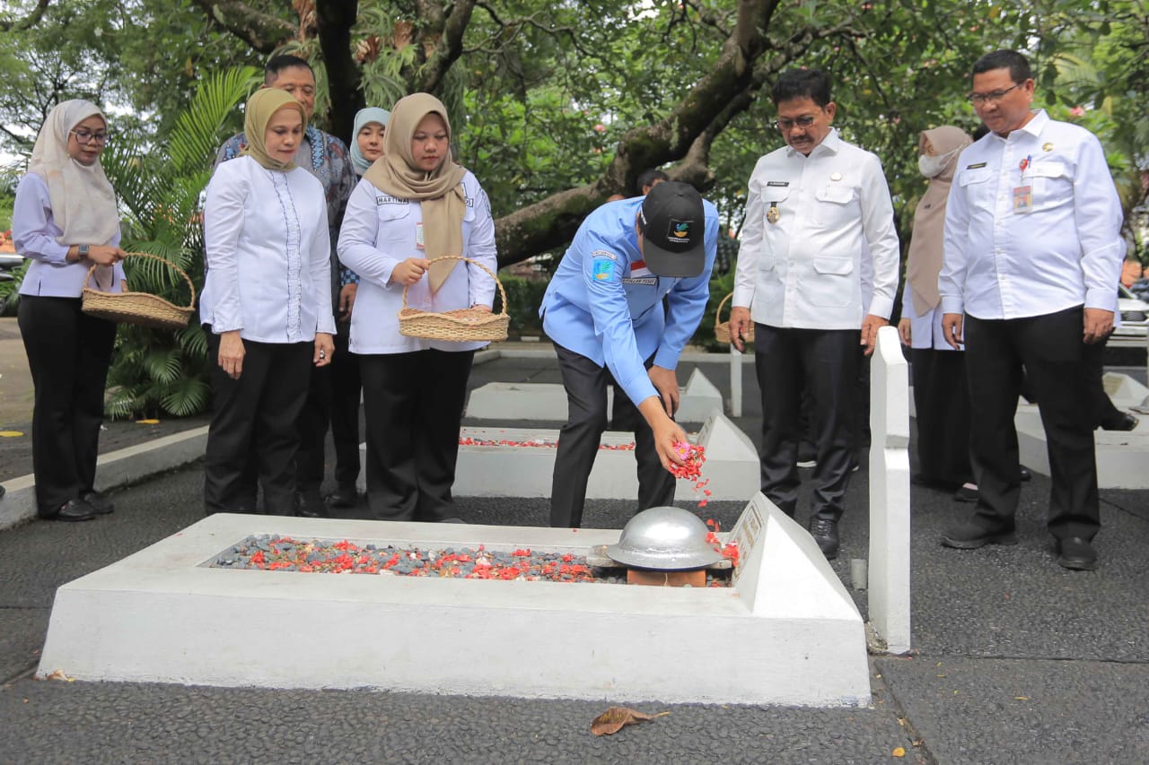 Walikota Tangerang Dampingi Menteri Ziarah ke Makam Daan Mogot