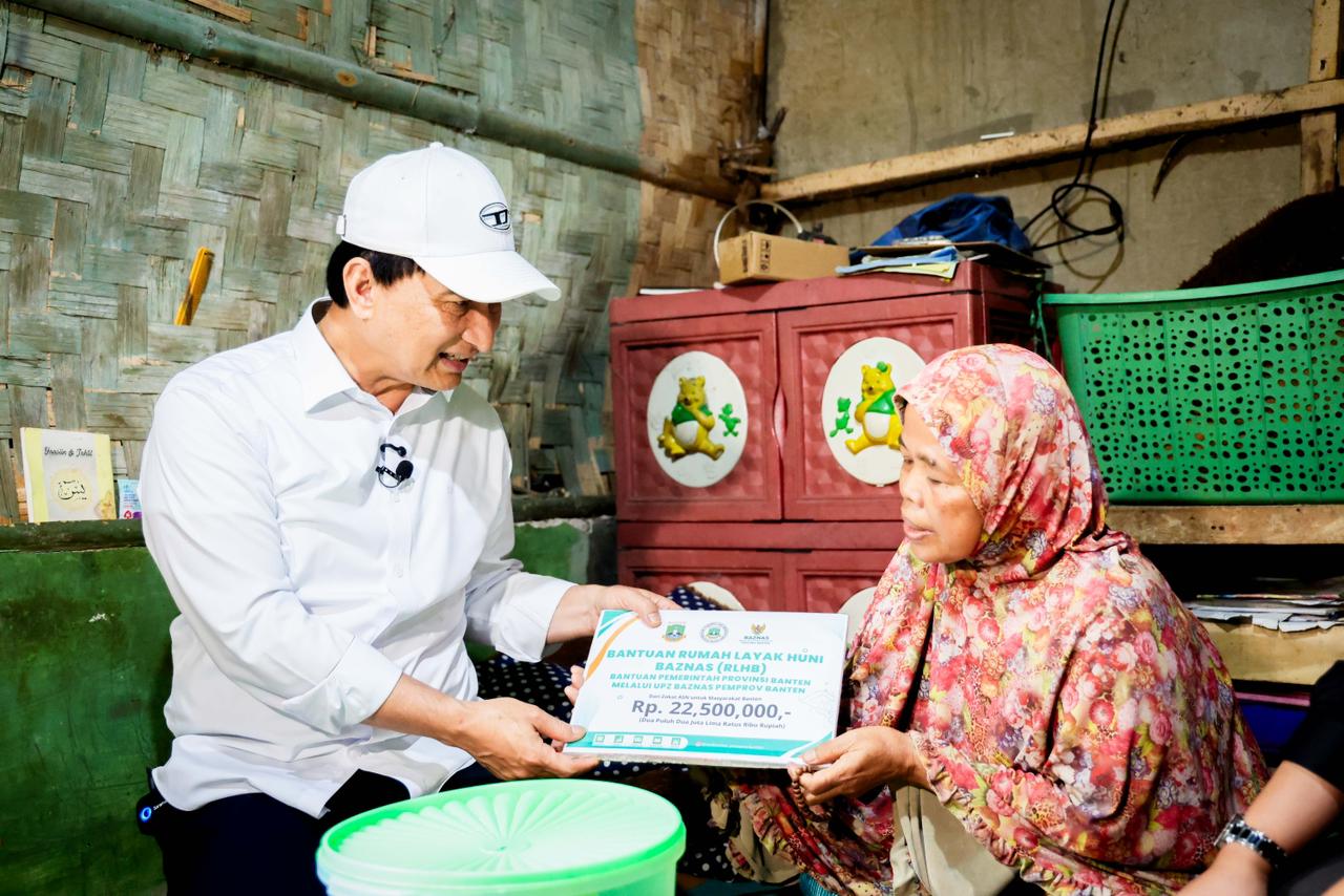 Wagub Banten Salurkan Bantuan Rumah Layak Huni dan Modal UMKM di Pandeglang