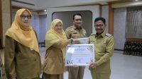 Wali Kota Tangerang Menyerahkan Penghargaan pada Forum Kelitbangan