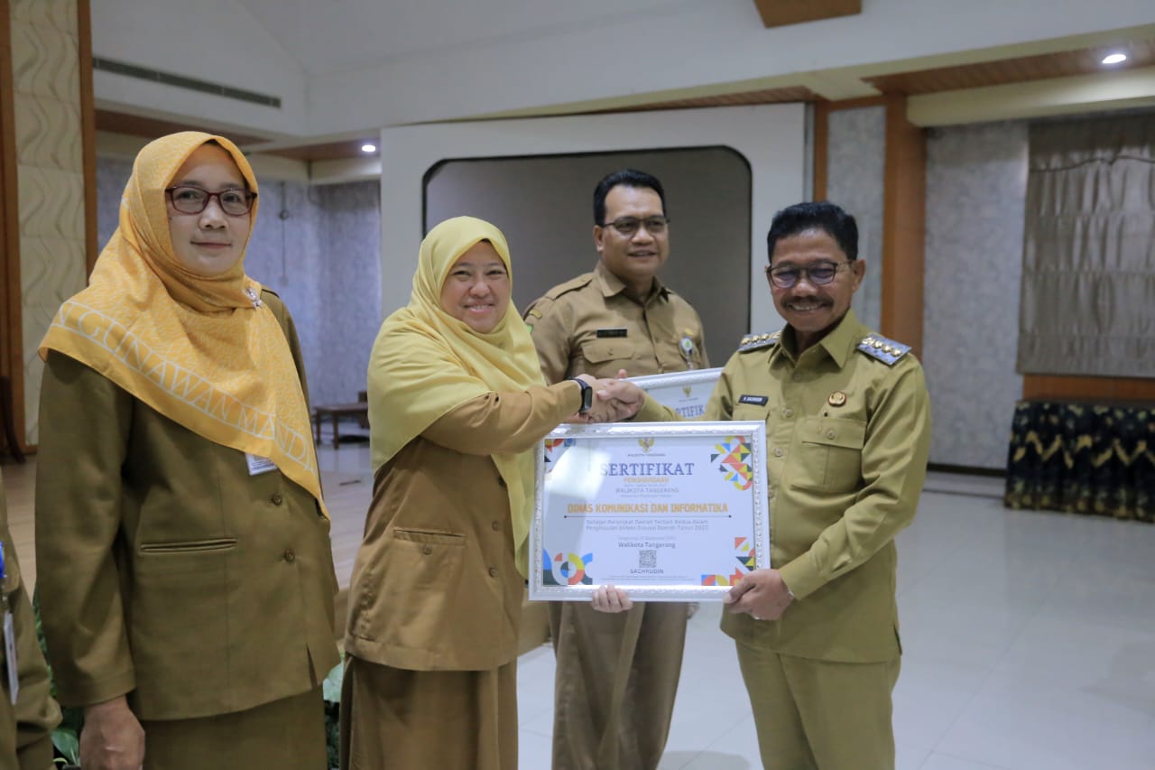 Wali Kota Tangerang Menyerahkan Penghargaan pada Forum Kelitbangan