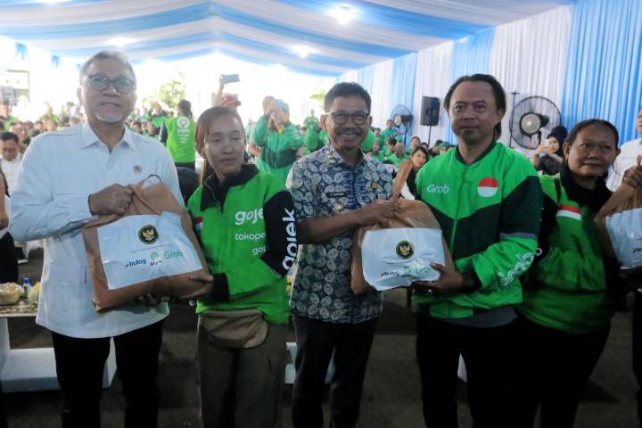 Bersama Mentri Koordinator Pangan, Wali Kota Tangerang Tinjau Penyaluran Pangan Murah Jelang Nataru
