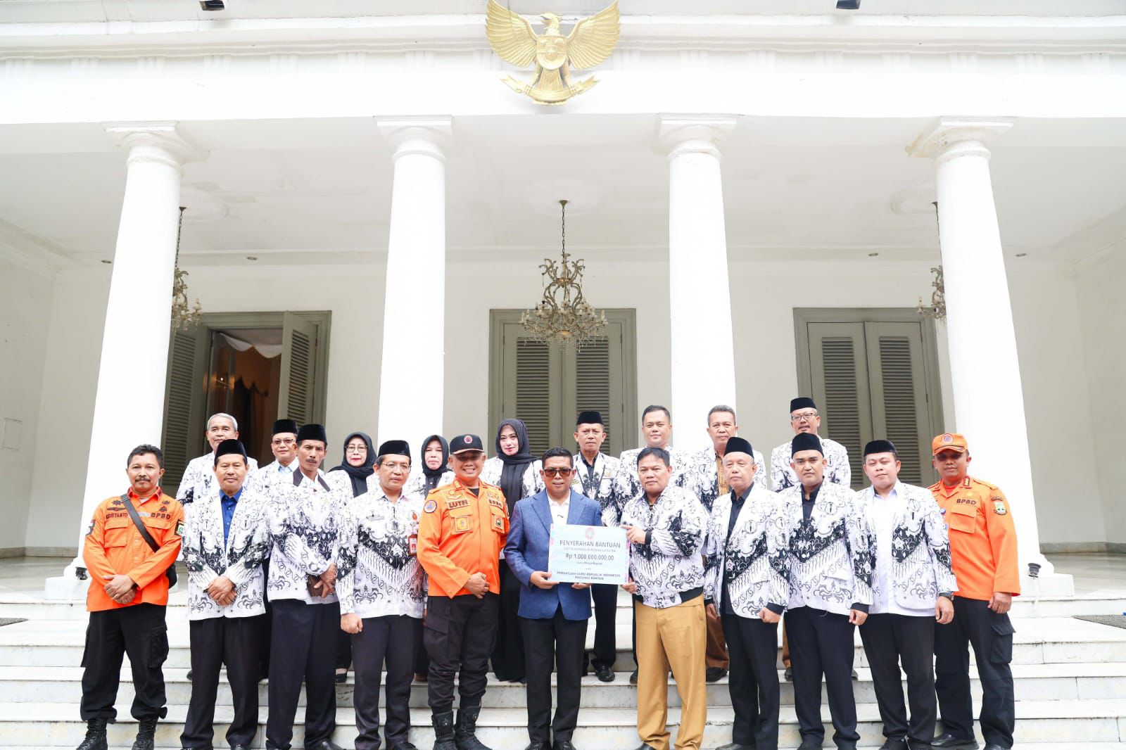 Gubernur Banten Salurkan Bantuan Kemanusiaan PGRI Rp1 Miliar untuk Korban Bencana di Sumatera dan Aceh