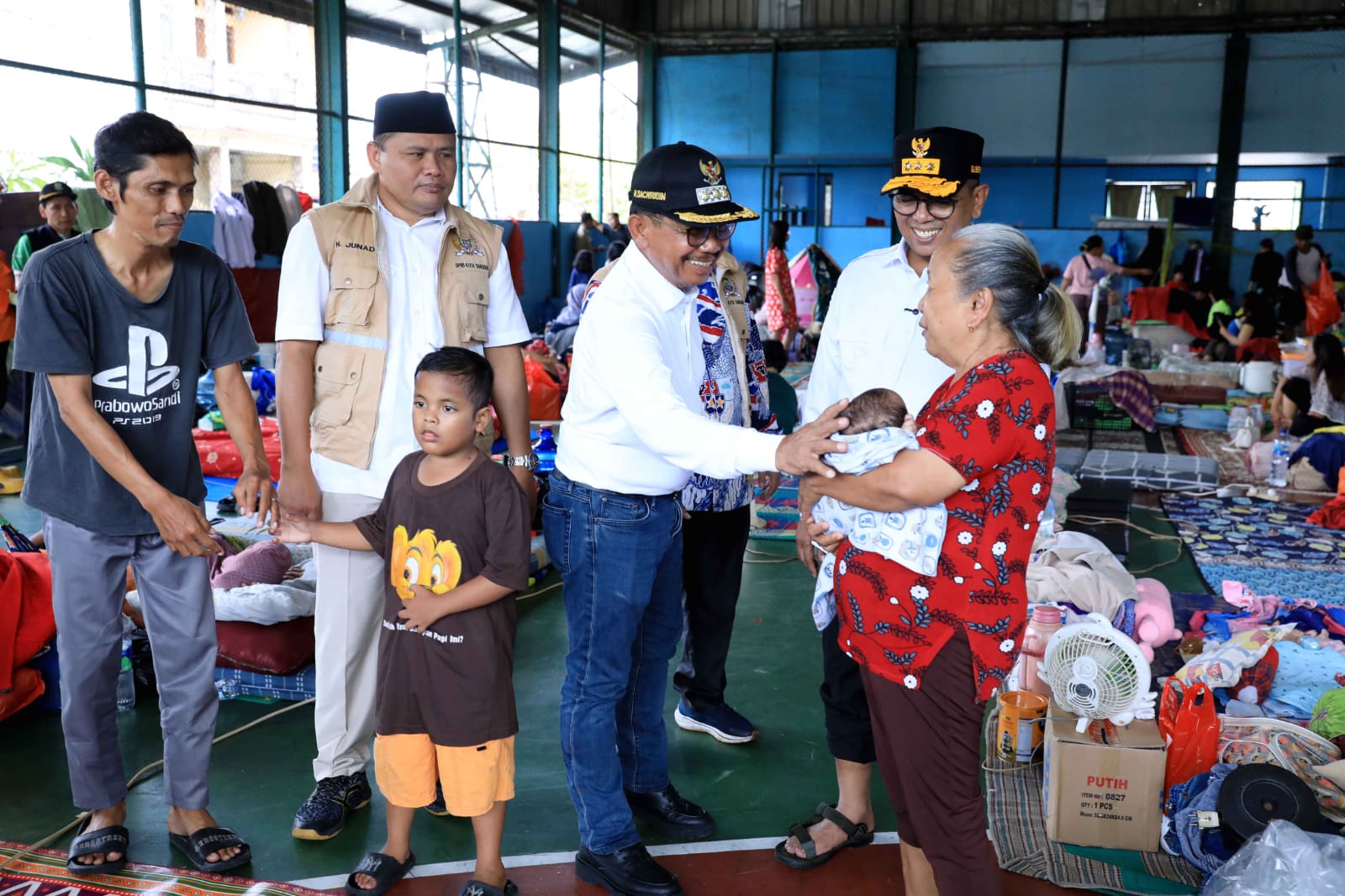 Walikota Tangerang Dampingi Gubernur Banten Tinjau Lokasi Banjir dan Dapur Umum.