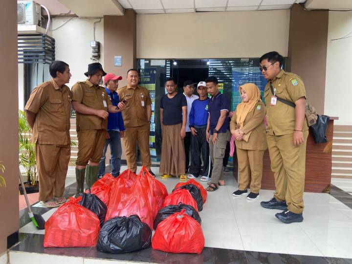 Respon Cepat Banjir, Dinsos Kota Tangerang Salurkan Bantuan Makanan dan Logistik. Respon Cepat Banjir, Dinsos Kota Tangerang Salurkan Bantuan Makanan dan Logistik.