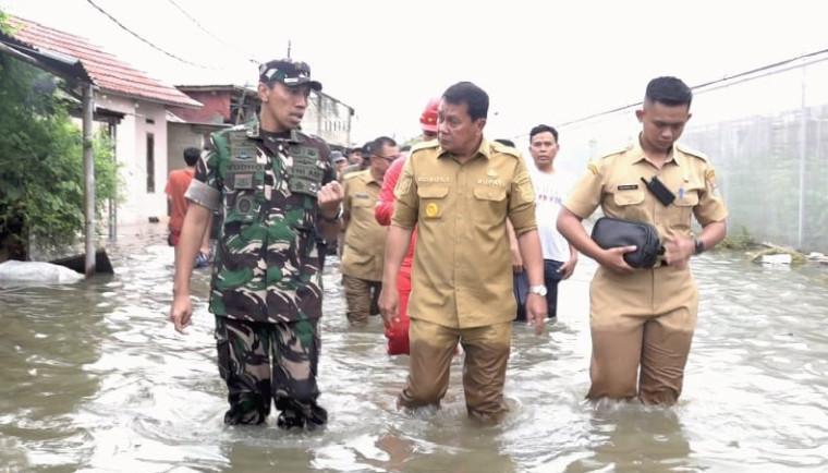 Bupati Tangerang Tinjau Banjir Kampung Rawa Lumpang, Pastikan Penanganan dan Bantuan Warga. Bupati Tangerang Tinjau Banjir Kampung Rawa Lumpang, Pastikan Penanganan dan Bantuan Warga.