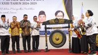 Dedikasi Majukan Pendidikan, Gubernur Banten Andra Soni dan Tinawati Terima Penghargaan dari PB PGRI