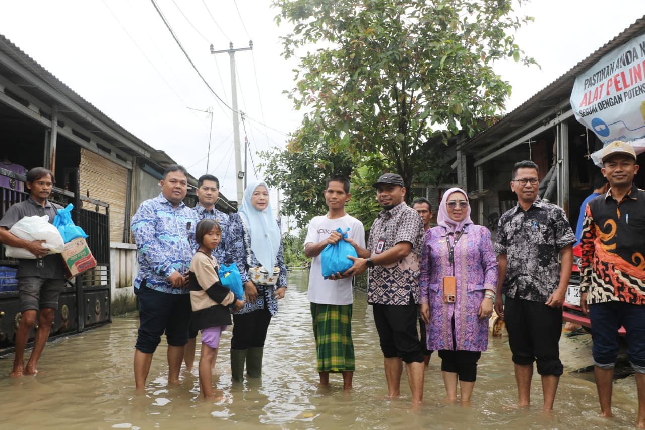 Diskominfo Kabupaten Serang Salurkan Bantuan Sembako untuk Korban Banjir di Kibin