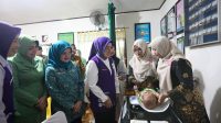 Tinjau Posyandu Mawar, Tinawati Andra Soni Apresiasi Peran Kader Layani Masyarakat