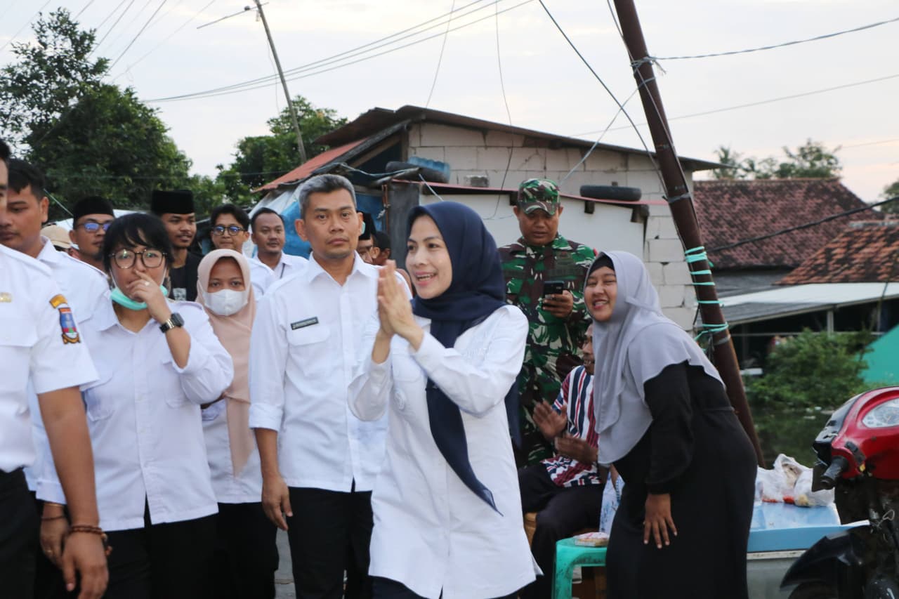 Tinjau Banjir di Carenang, Bupati Ratu Zakiyah Pastikan Tidak Ada Warga Kekurangan Makanan
