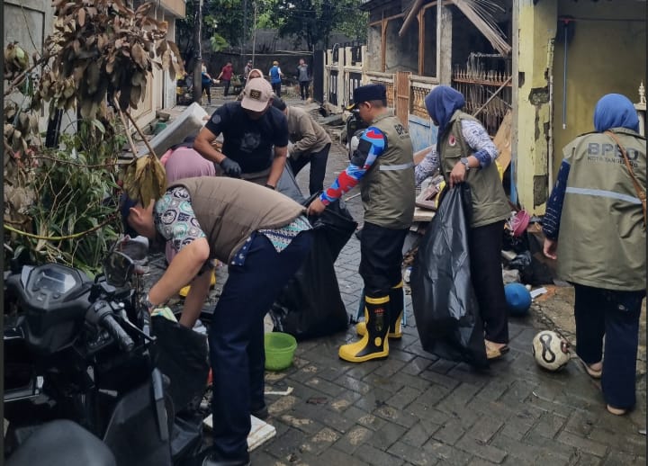 Ratusan Personel Dikerahkan Bersihkan Sisa Banjir di Periuk Kota Tangerang
