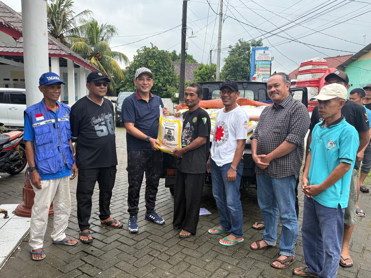 Kolaborasi Bupati dan DPRD Bantu Korban Banjir di Serang. Kolaborasi Bupati dan DPRD Bantu Korban Banjir di Serang.