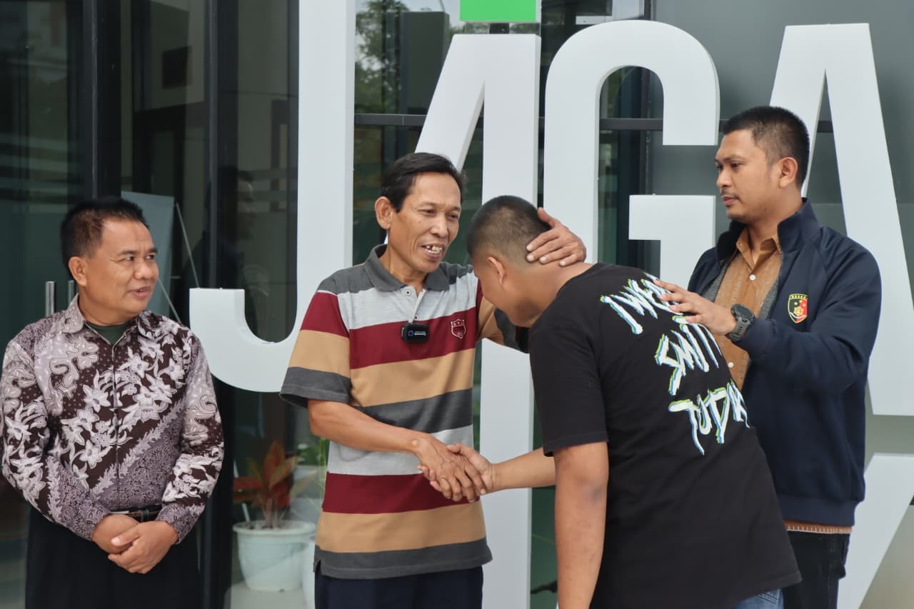 Viral di Media Sosial, Kasus Pelemparan Petasan terhadap Sopir Angkot Berakhir Damai. Viral di Media Sosial, Kasus Pelemparan Petasan terhadap Sopir Angkot Berakhir Damai.