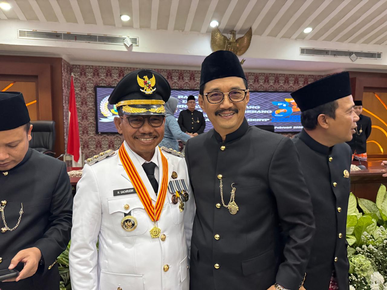 Wali Kota Tangerang Sachrudin dan Wakil Ketua Fraksi PKB Tasril Jamal berfoto bersama seusai sidang Paripurna dalam rangka HUT Ke-33 Kota Tangerang di gedung DPRD Kota Tangerang, Sabtu (28/12/2026).