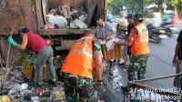 Aksi Sosial, Satgas Sampah Koramil 02/Btc Bantu DLH Angkat Sampah