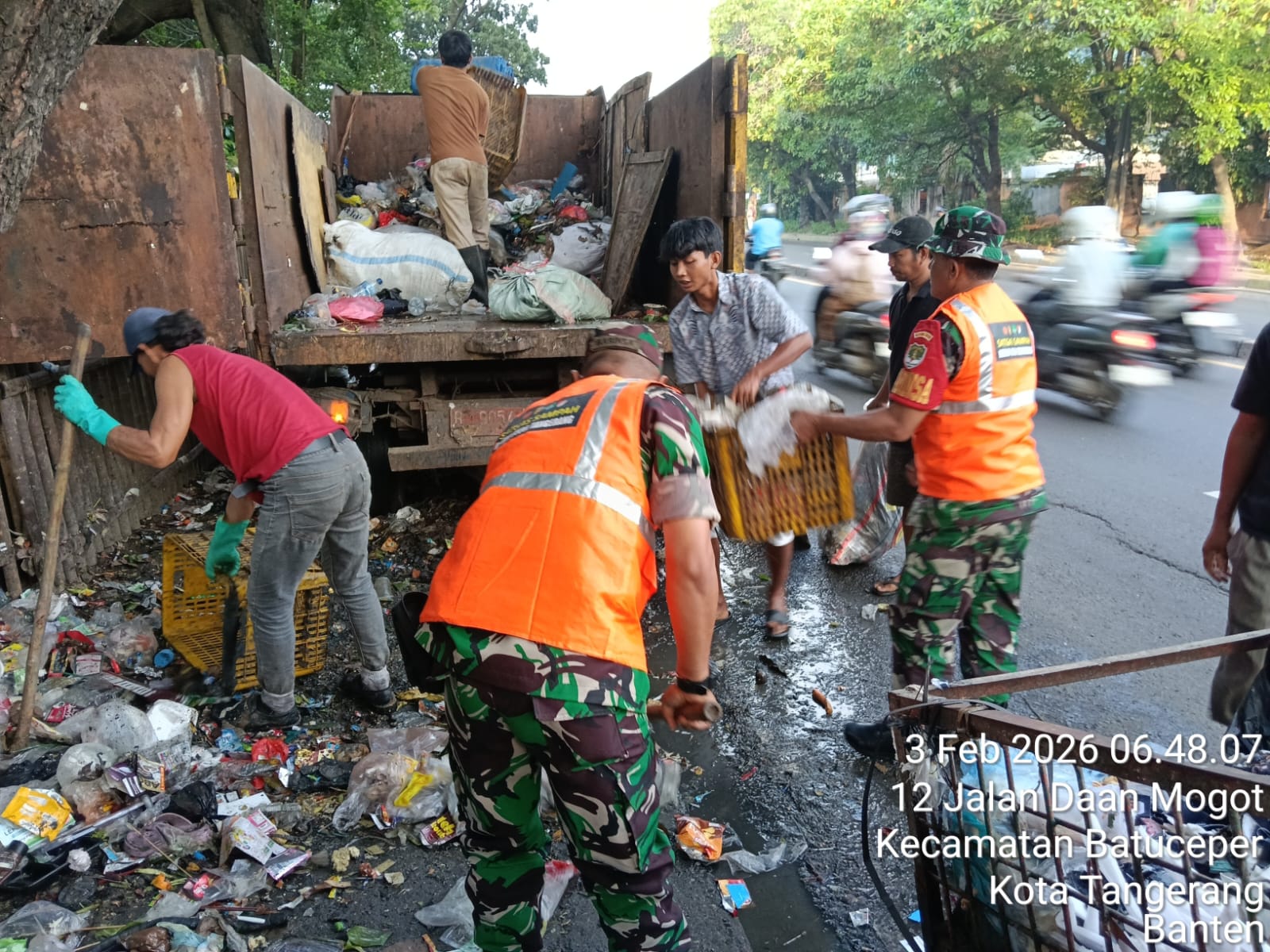 Aksi Sosial, Satgas Sampah Koramil 02/Btc Bantu DLH Angkat Sampah