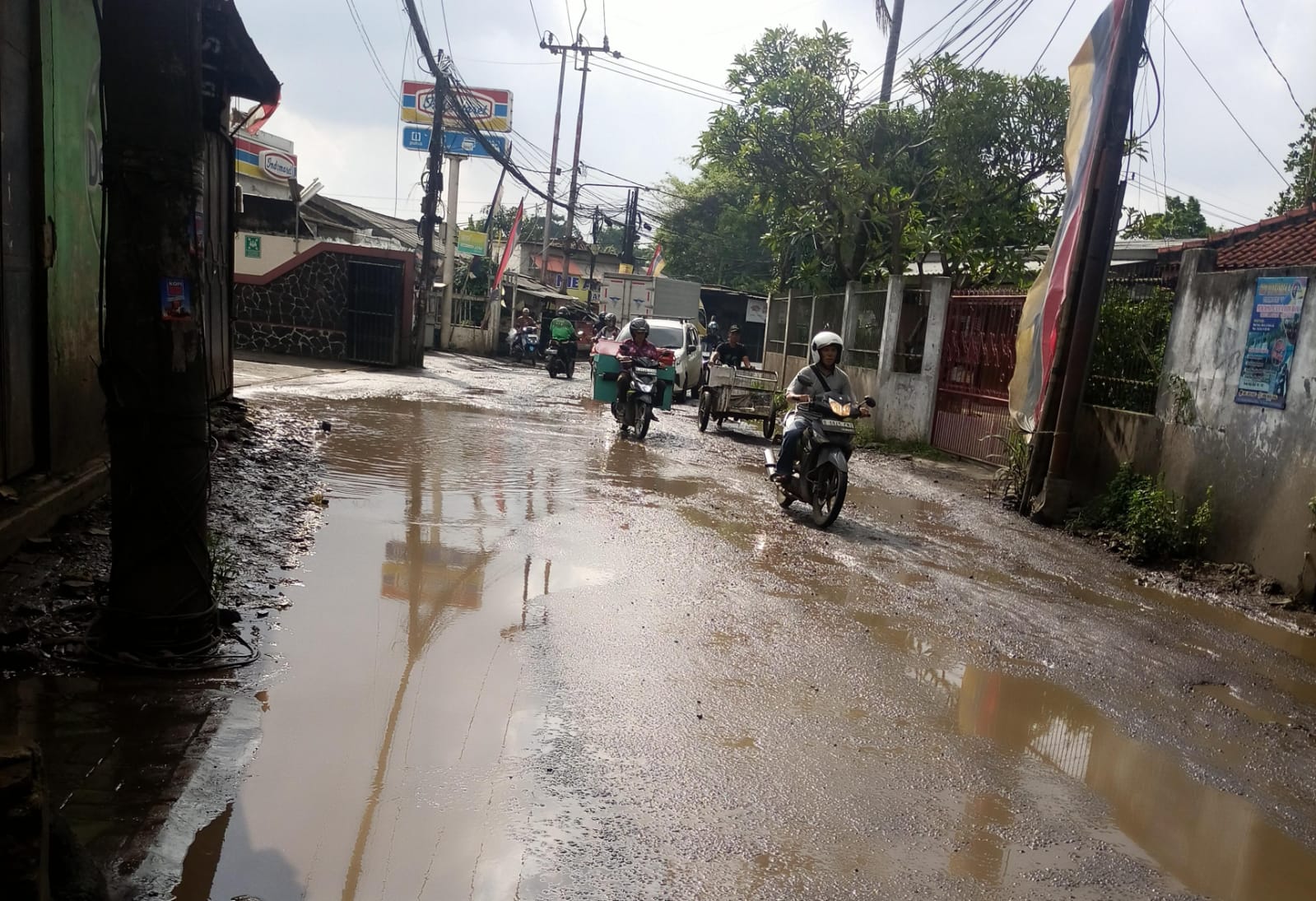 Jalan Rusak Parah di Neglasari Kembali Telan Korban, Pengendara Terjungkal