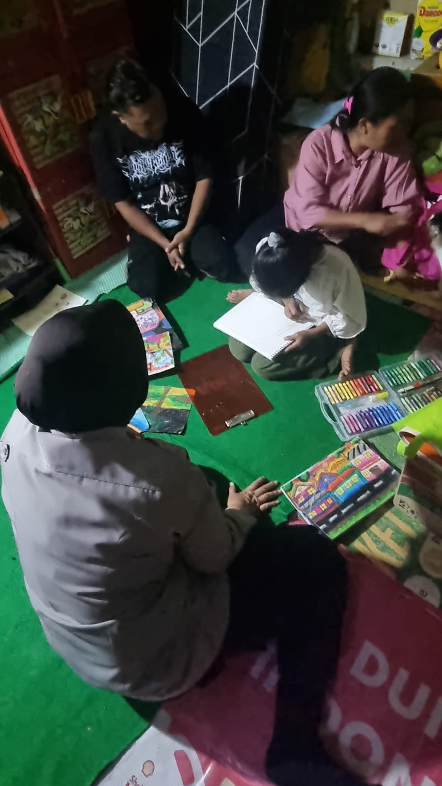 Terharu Kisah Agista, Kapolres Tangerang Kota Beri Tali Asih dan Alat Lukis untuk Anak Pemulung