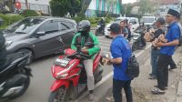 SMSI Tangsel Bagikan Takjil Kepada Pengguna Jalan