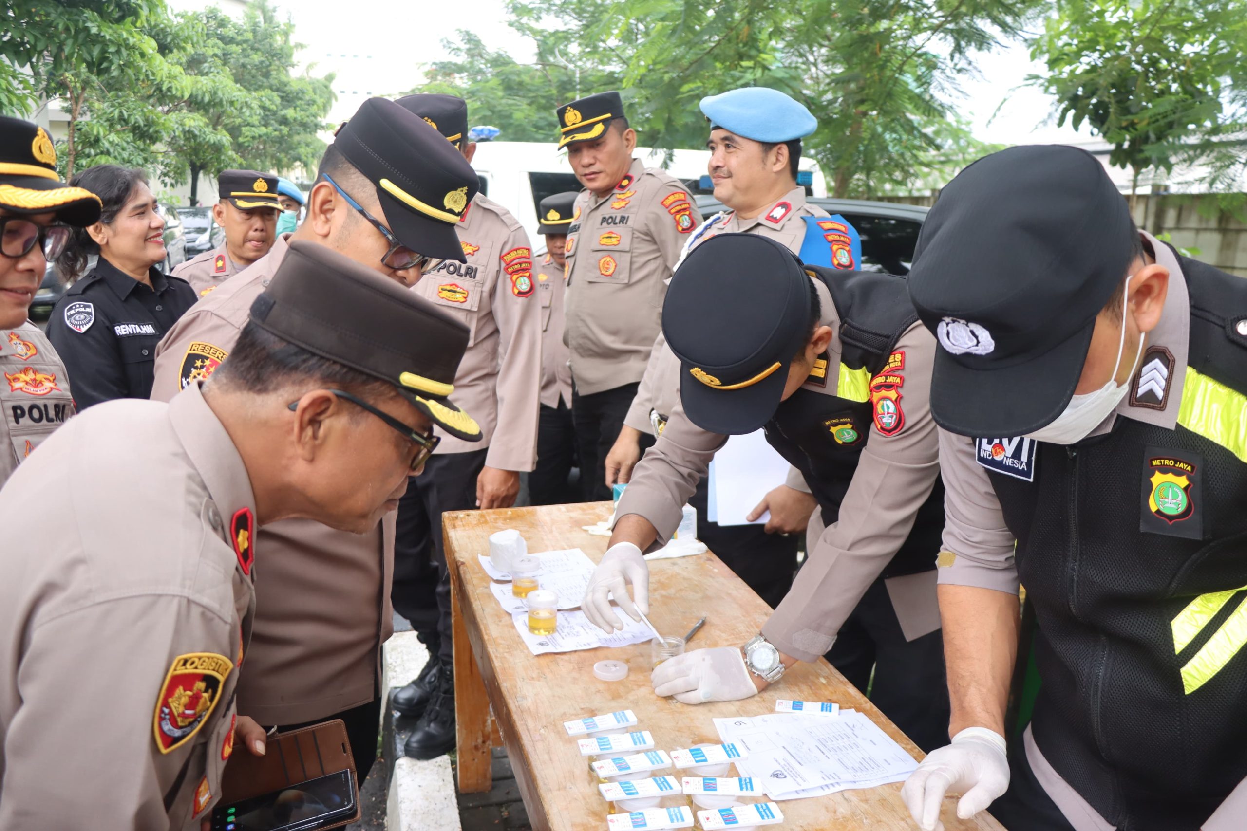 Kapolres Metro Tangerang Kota Pimpin Langsung Tes Urine Seluruh Personel.