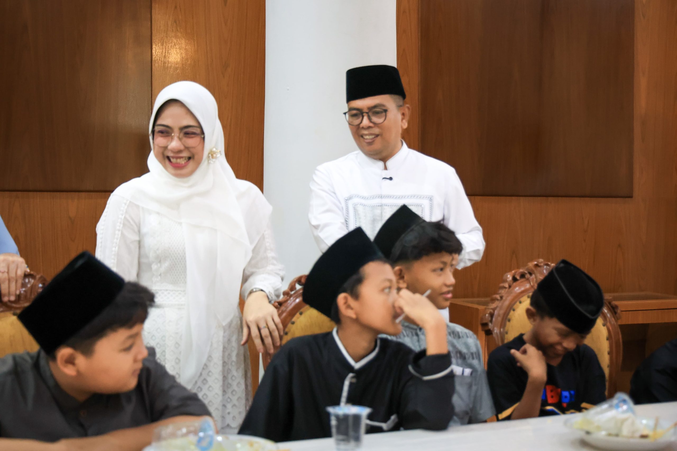 Hangatnya Idulfitri di Banten, Yatim Piatu dan Duafa Rayakan Lebaran Bersama Gubernur Andra Soni. Hangatnya Idulfitri di Banten, Yatim Piatu dan Duafa Rayakan Lebaran Bersama Gubernur Andra Soni.