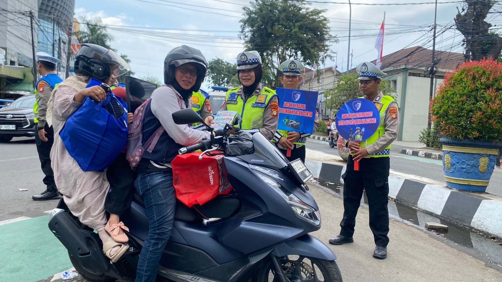 Satlantas Polrestro Tangerang Kota Kawal Arus Balik, Pemudik Diimbau Istirahat Jika Lelah. Satlantas Polrestro Tangerang Kota Kawal Arus Balik, Pemudik Diimbau Istirahat Jika Lelah.