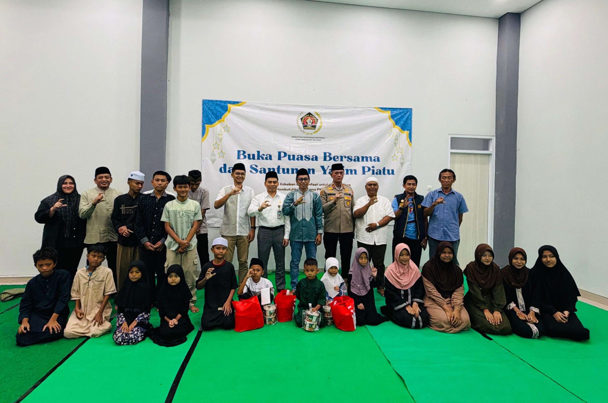PWI Tangsel Gelar Buka Puasa Bersama dan Santunan Anak Yatim di Gedung Layanan Informasi. PWI Tangsel Gelar Buka Puasa Bersama dan Santunan Anak Yatim di Gedung Layanan Informasi.