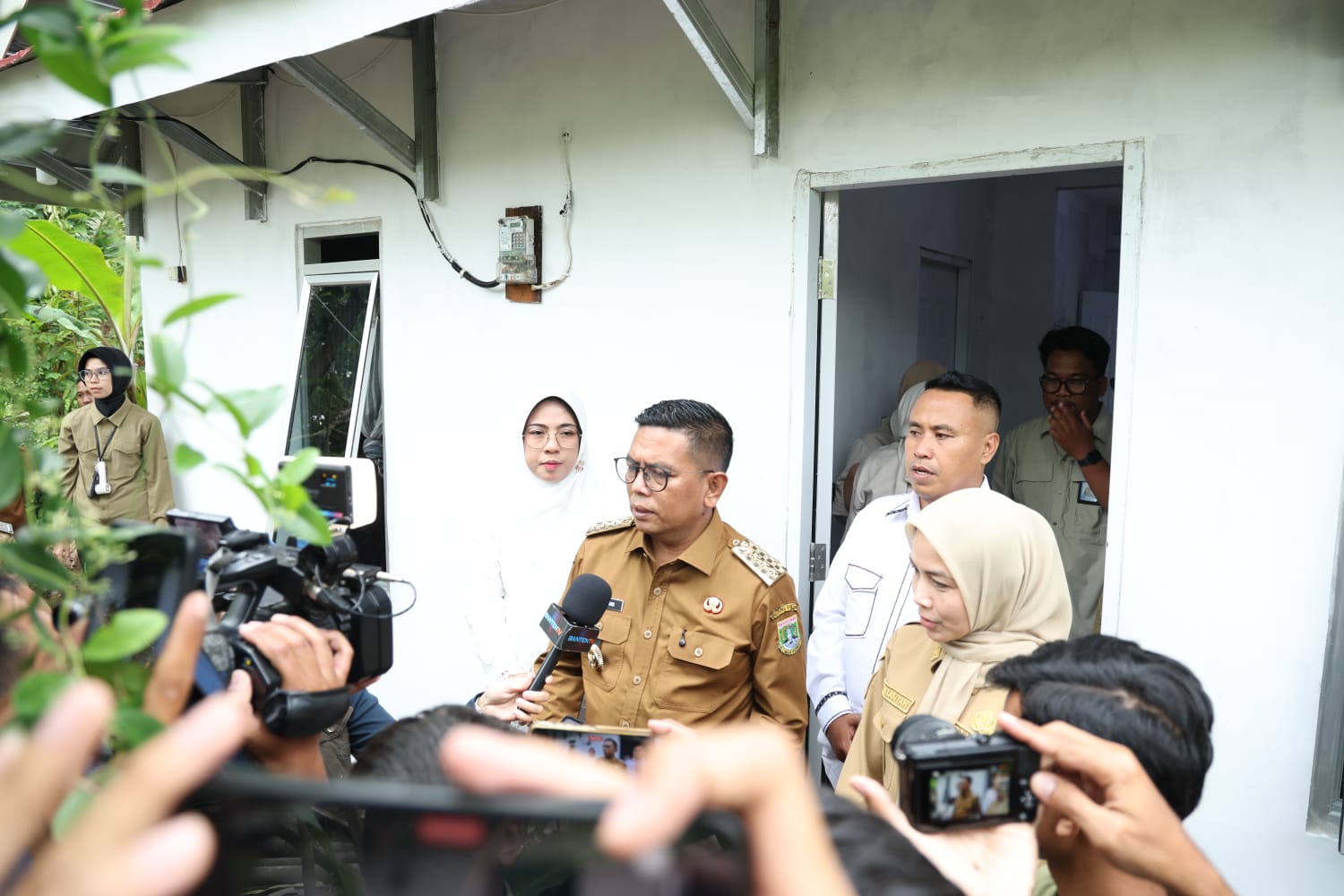 Gubernur Banten Safari Ramadan di Cinangka, Serahkan Kunci Rumah Baru untuk Warga