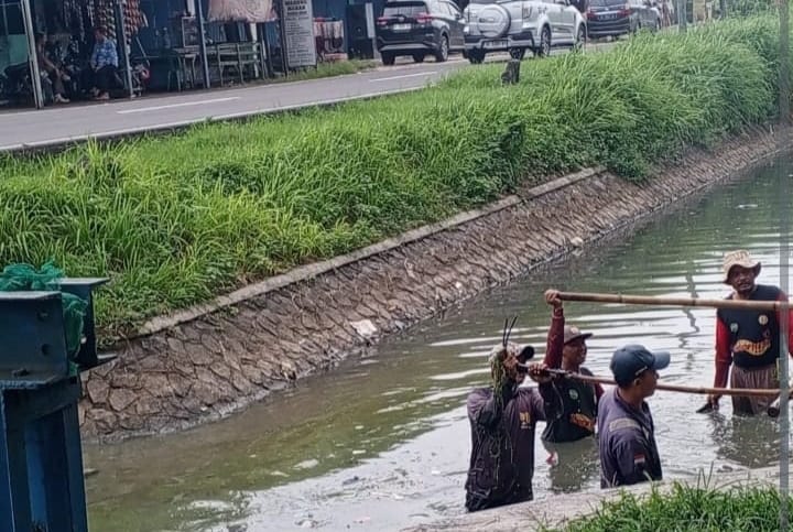 Gerak Cepat Pemkab Serang Bersihkan Sampah di Kali Tirtayasa
