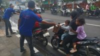 Minggu Ketiga, SMSI Tangsel Bagikan Seratus Paket Takjil untuk Ojol dan Pengguna Jalan Depan Balaikota Tangsel