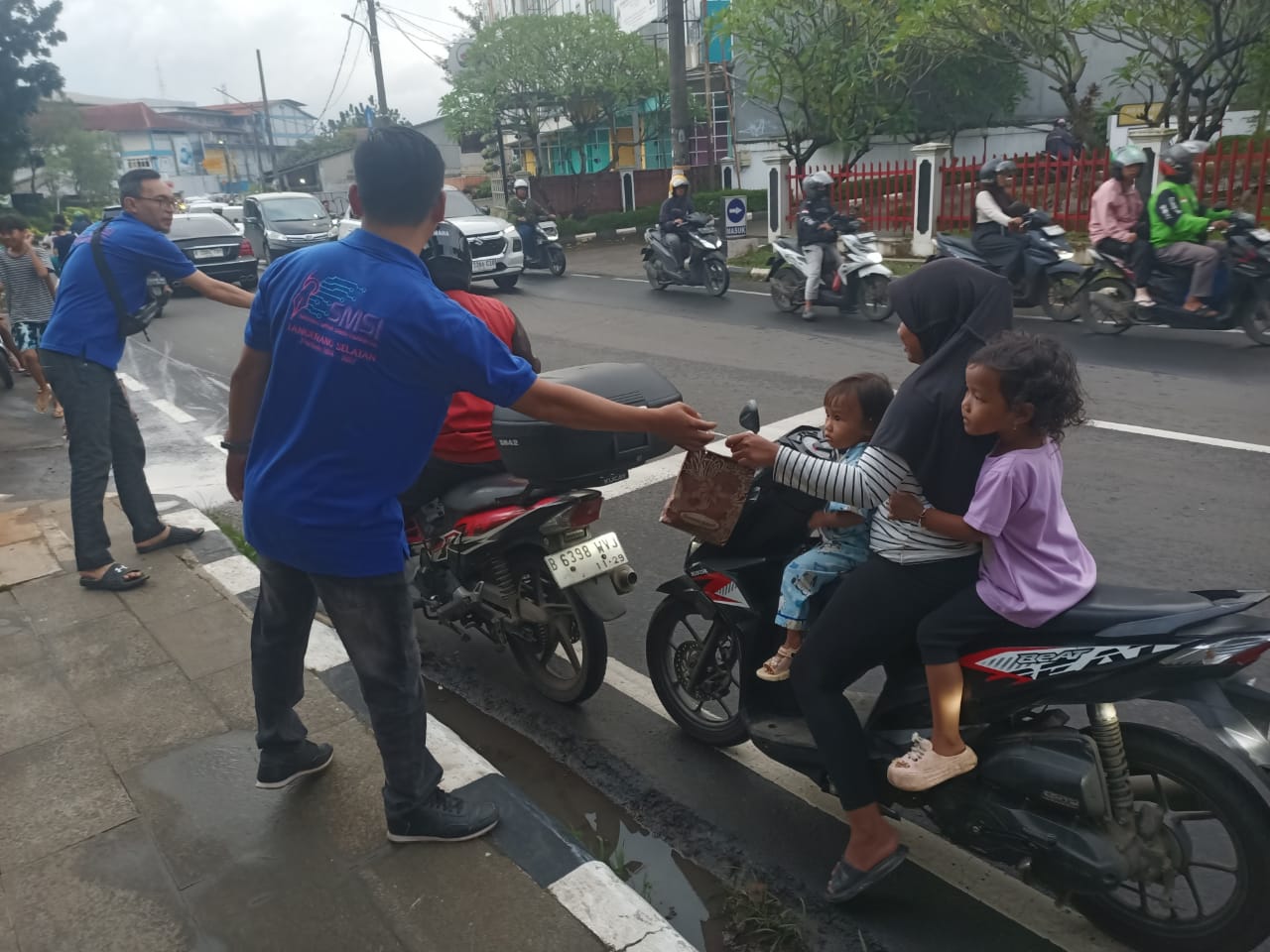 Minggu Ketiga, SMSI Tangsel Bagikan Seratus Paket Takjil untuk Ojol dan Pengguna Jalan Depan Balaikota Tangsel