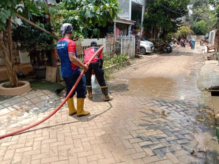 Banjir di Wilayah Timur Surut, Petugas Gabungan Bersihkan Lumpur di Permukiman Warga