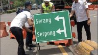 Dishub Kota Tangerang Pasang Rambu Petunjuk Jalan Portable Jelang Arus Mudik Lebaran.