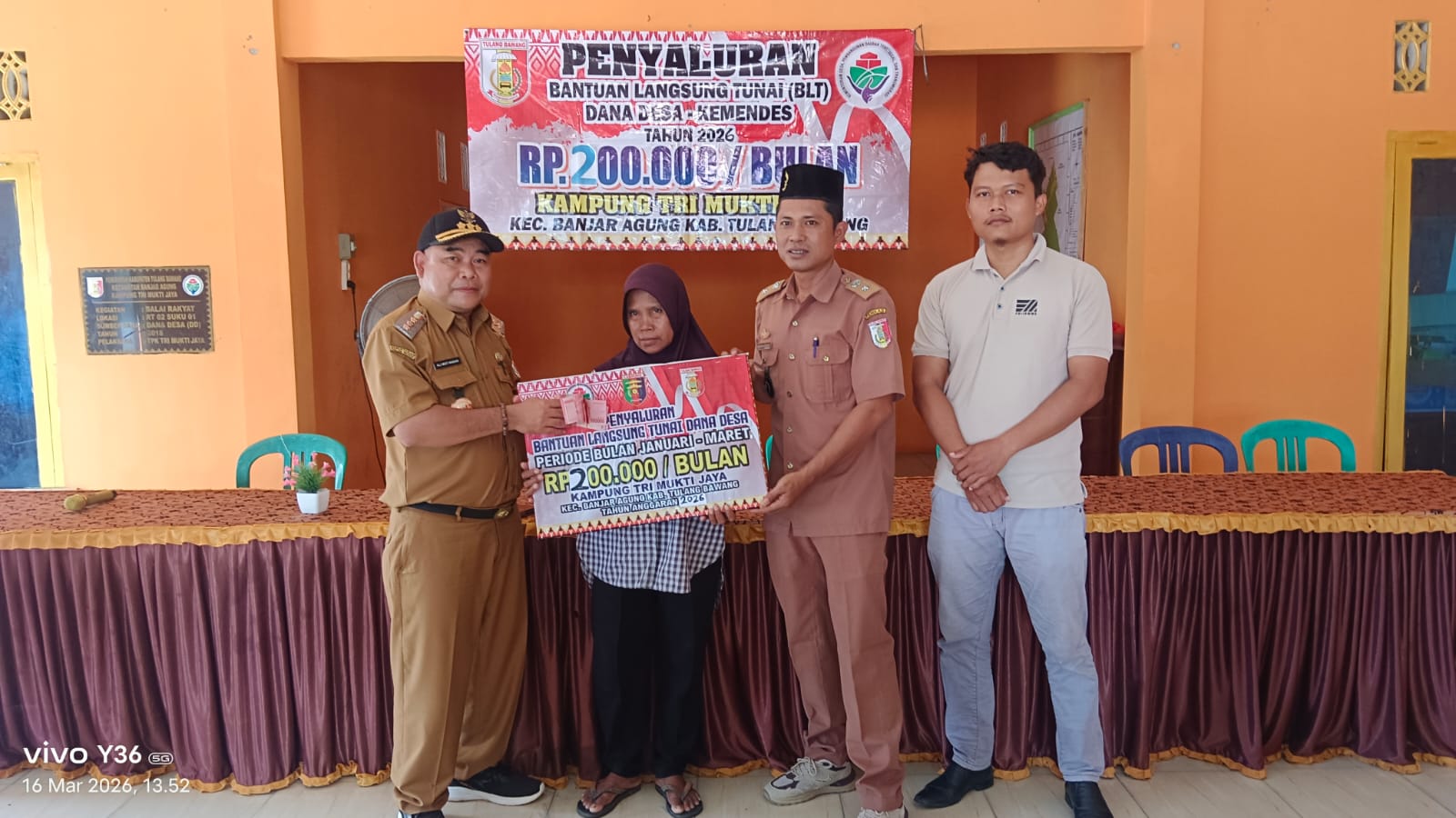Kakam Tri Mukti Jaya Salurkan BLT Dana Desa kepada 4 KPM di Balai Kampung.