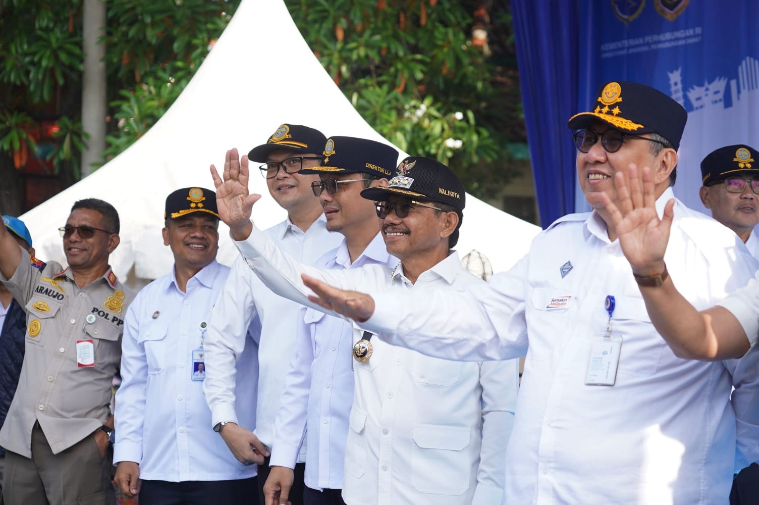 Walikota Tangerang Dampingi Kementerian Perhubungan Lepas Ribuan Pemudik Gratis. Walikota Tangerang Dampingi Kementerian Perhubungan Lepas Ribuan Pemudik Gratis.
