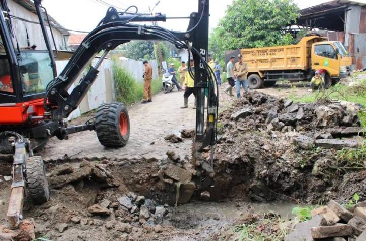 Saluran Tersumbat Dibongkar, Pemkot Tangerang Percepat Penanganan di Pinang