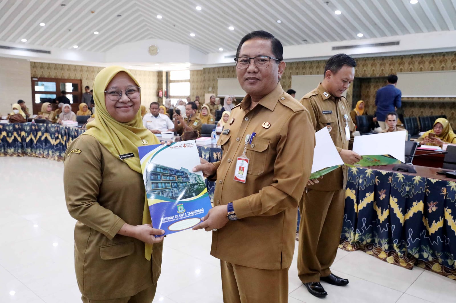 Sekda Kota Tangerang Menyerahkan 108 SK ASN massa Tugas Purna