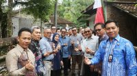 Bupati Serang Ratu Rachmatuzakiyah, bersama Asda II Febriyanto, Kepala DPUPR Mochamad Ronny Natadipradja, Plt. Kepala BPKAD Agus Firdaus, dan perwakilan Pemerintah Provinsi (Pemprov) Banten lainya, juga jajaran OJK, sedang melakukan peninjauan Jembatan Cikotak, Kec. Pandaricang. (9/4/26)