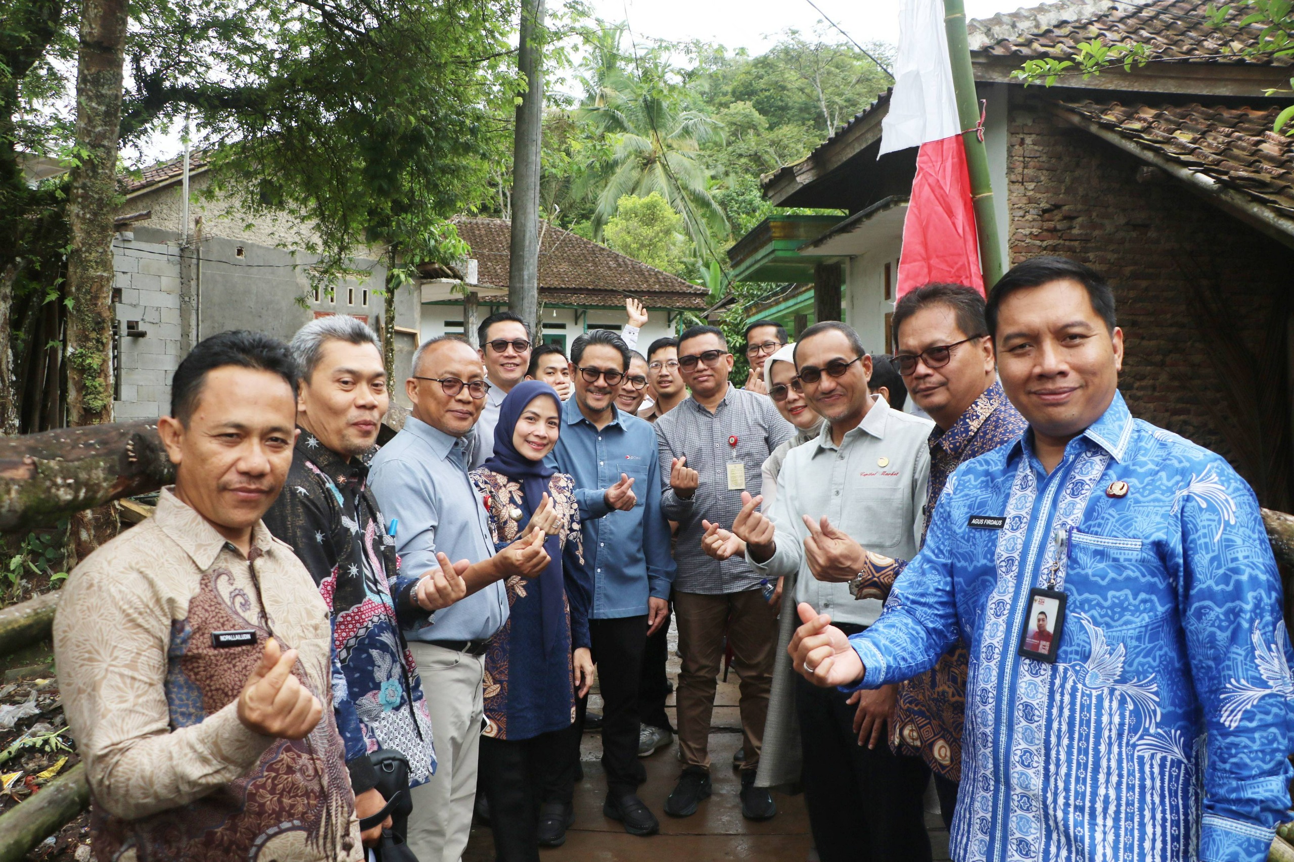 Bupati Serang Ratu Rachmatuzakiyah, bersama Asda II Febriyanto, Kepala DPUPR Mochamad Ronny Natadipradja, Plt. Kepala BPKAD Agus Firdaus, dan perwakilan Pemerintah Provinsi (Pemprov) Banten lainya, juga jajaran OJK, sedang melakukan peninjauan Jembatan Cikotak, Kec. Pandaricang. (9/4/26)