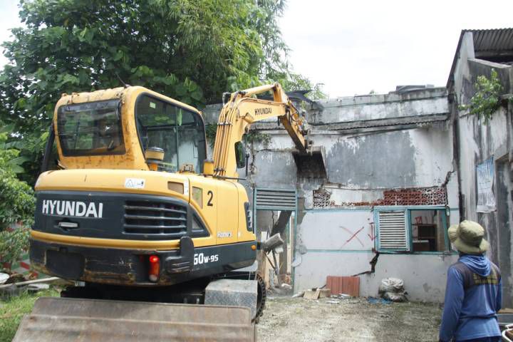 Petugas DPUPR Kota Tangerang menggunakan alat berat untuk pembongkaran bangunan di Bantaran Kali Angke, Kelurahan Pedurenan, Kecamatan Karang Tengah, Kota Tangerang, Provinsi Banten, Kamis (9/4/26)