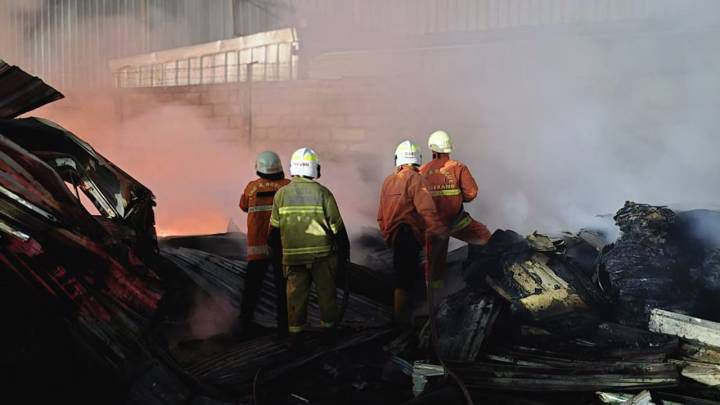 Kebakaran di Jatiuwung Hanguskan Limbah dan Dua Mobil, Api Padam Pagi Hari