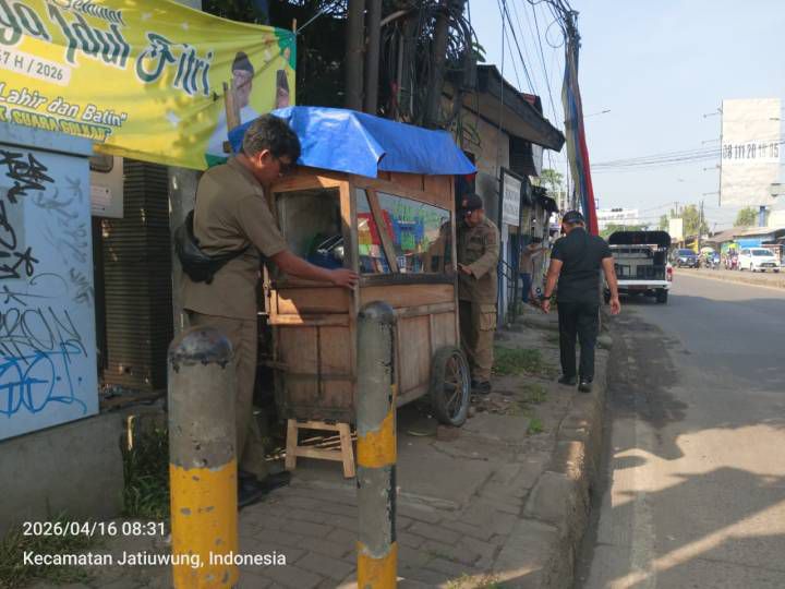 Trantib Jatiuwung Tertibkan Pedagang yang Gunakan Trotoar di Jalan Gatot Subroto