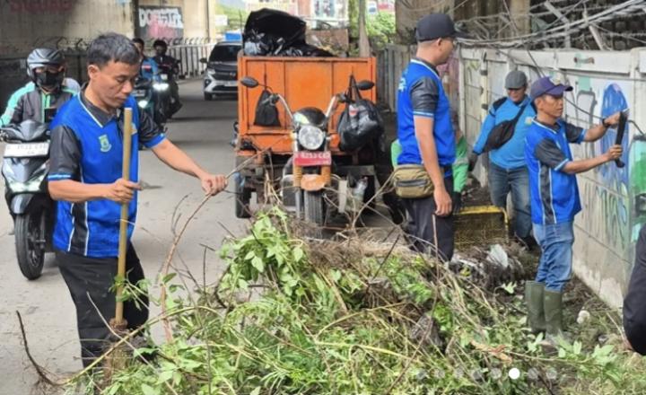 Kecamatan Benda Gelar Jumat Asri, Warga Jurumudi Gotong Royong Bersihkan Lingkungan