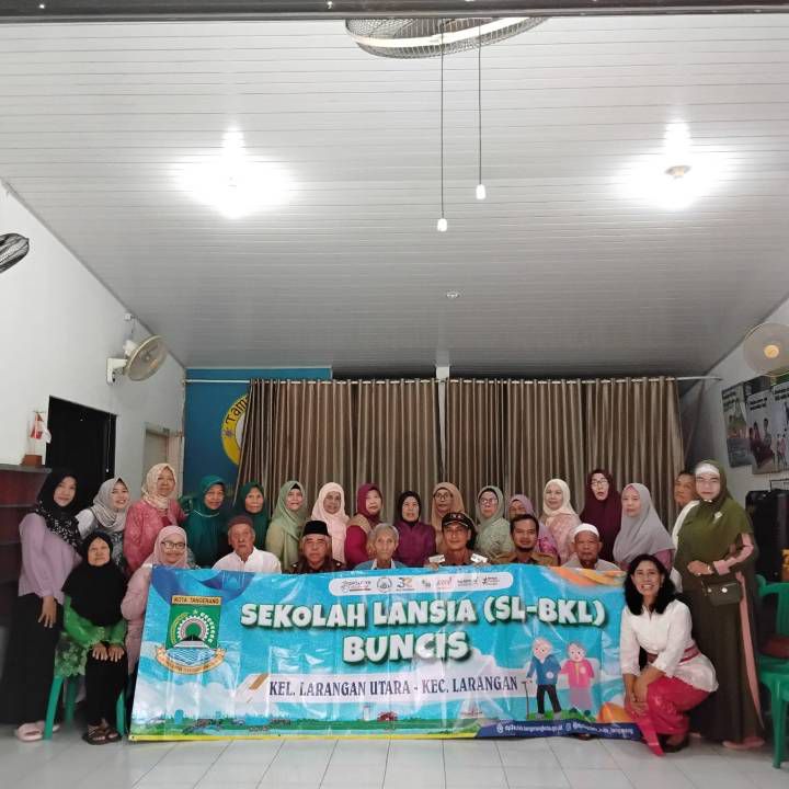 Peringatan Kartini di Sekolah Lansia Buncis Berlangsung Meriah dan Penuh Keceriaan