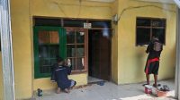 Babinsa Bersama Warga Gotong Royong Pasang Genteng untuk Pembangunan Rumah