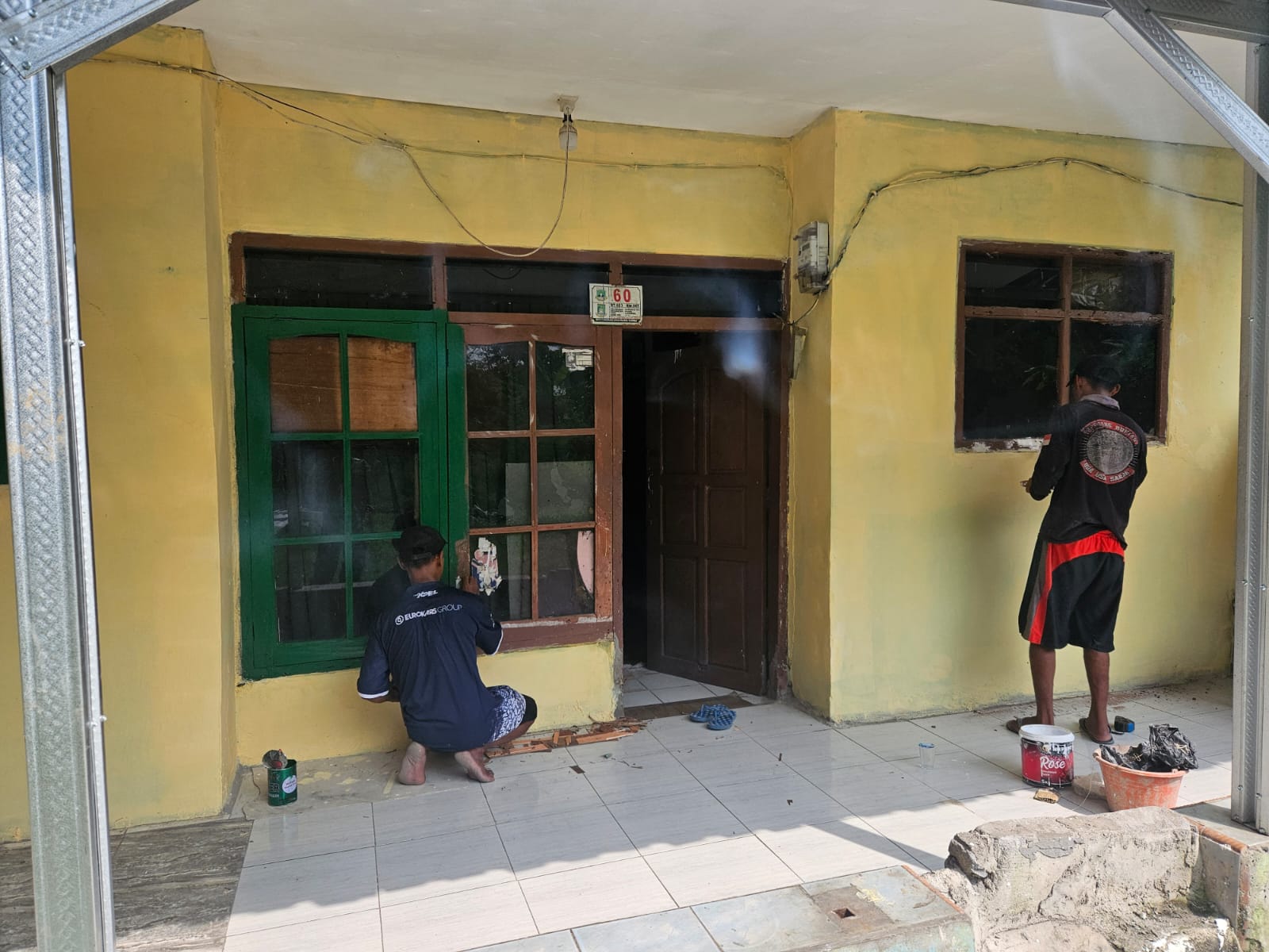 Babinsa Bersama Warga Gotong Royong Pasang Genteng untuk Pembangunan Rumah