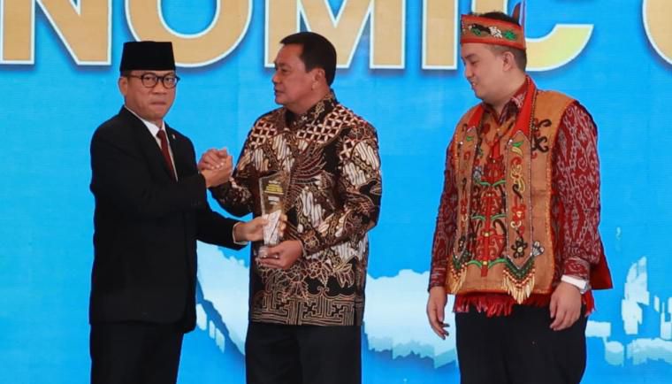 Bupati Tangerang Raih Penghargaan Economic Growth di National Governance Awards 2026